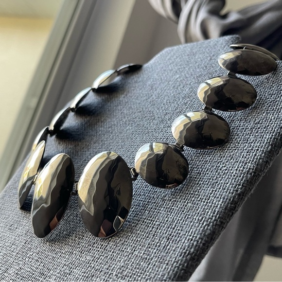 Vintage | Brutalist Hammered Wide Panel Link Graduated Metal Oval 18" Necklace - Picture 10 of 16